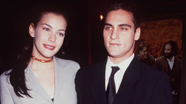 Liv Tyler posant avec Joaquin Phoenix