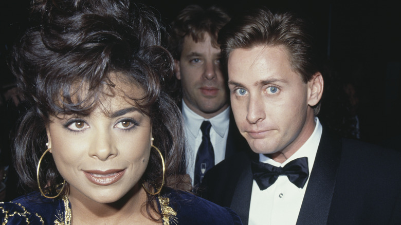 Emilio Estevez derrière Paula Abdul