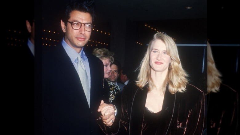 Laura Dern et Jeff Goldblum se tenant la main