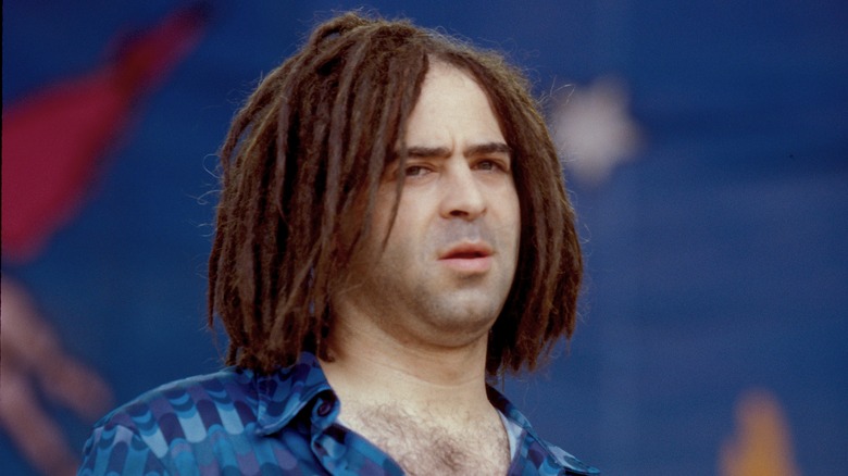 Adam Duritz fronçant les sourcils