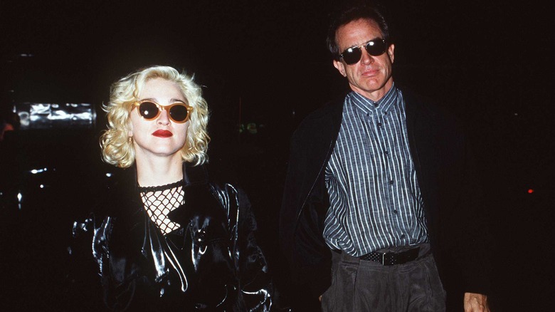 Madonna avec Warren Beatty portant des lunettes de soleil