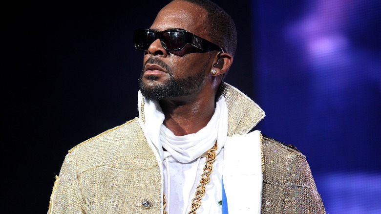 R. Kelly portant des lunettes de soleil foncées