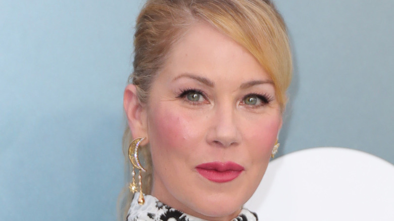 Christina Applegate posant