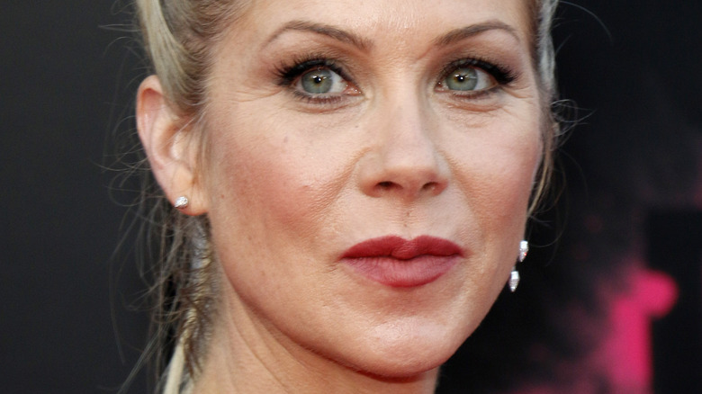 Christina Applegate posant