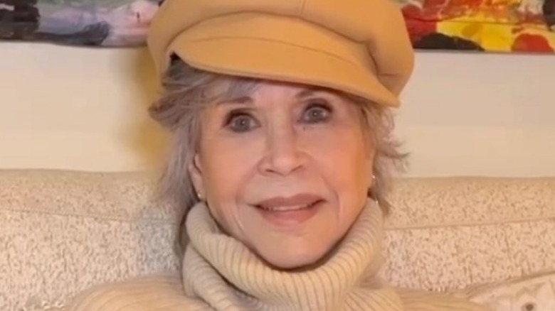 Jane Fonda souriante en casquette jaune