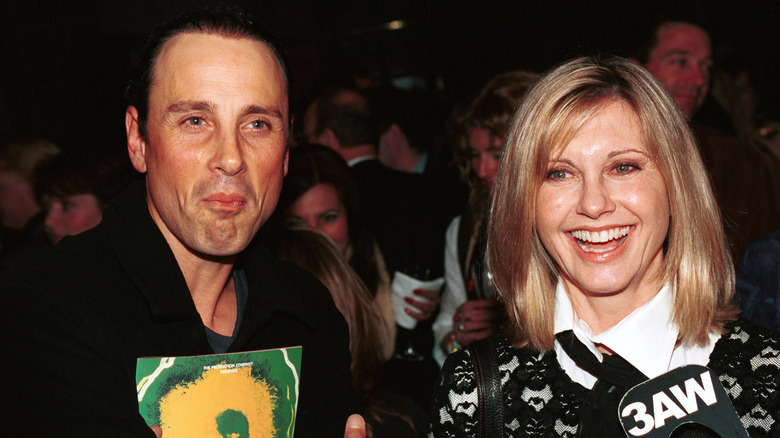 Olivia Newton-John souriant avec son ex-mari Matt Lattanzi