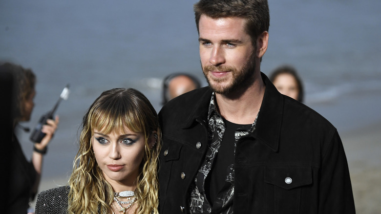 Miley Cyrus et Liam Hemsworth sourient