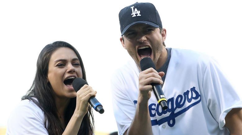 Mila Kunis, Ashton Kutcher avec micros, chant