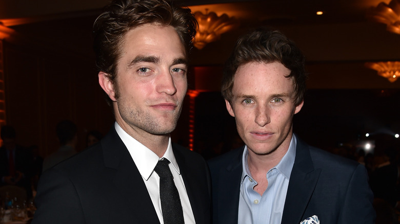 Robert Pattinson Eddie Redmayne posant