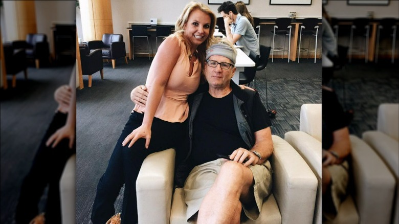 Britney Spears pose avec Ed O'Neill