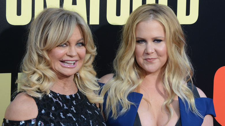 Goldie Hawn, Amy Schumer souriant