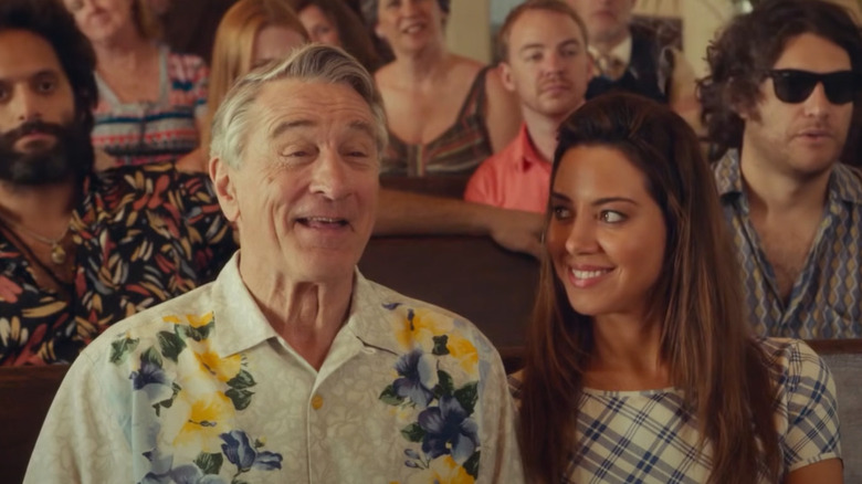 Aubrey Plaza souriant à Robert De Niro