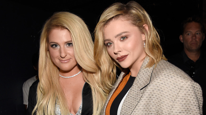 Meghan Trainor et Chloë Grace Moretz posent