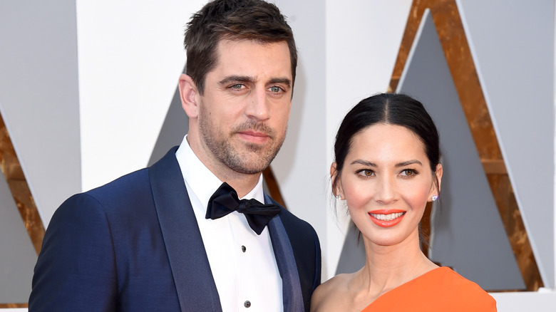 Aaron Rodgers et Olivia Munn posant