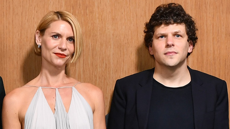 Claire Danes et Jesse Eisenberg posant