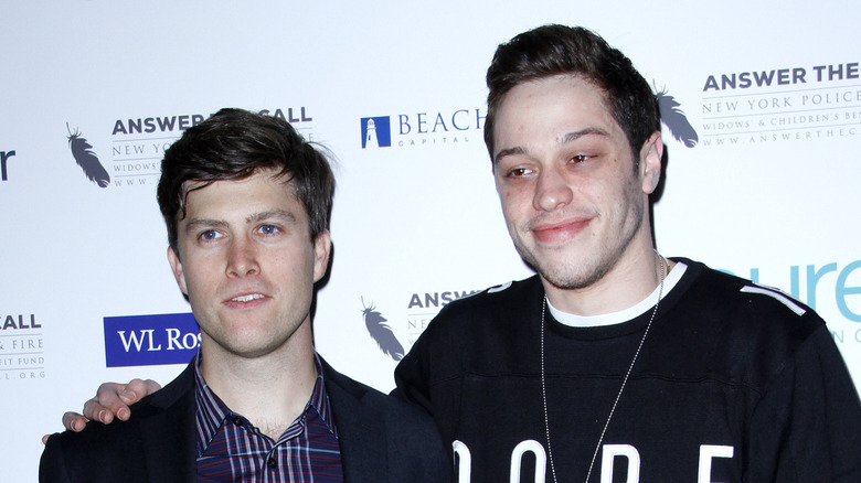 Pete Davidson et Colin Jost posant pour une photo