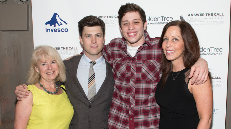 Pete Davidson, Colin Jost et leurs mères posant pour une photo