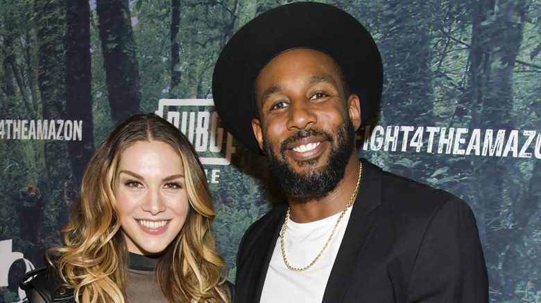 Allison Holker et Stephen "tWitch" Boss souriant.