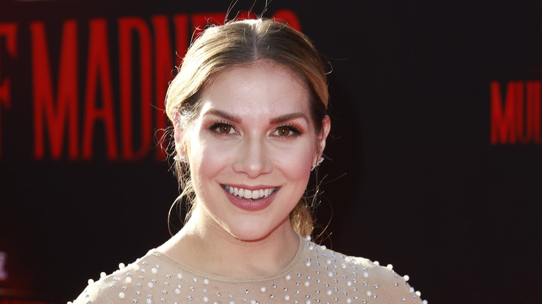 Allison Holker souriant.