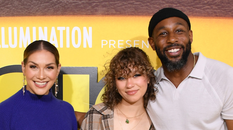 Allison Holker et Stephen "tWitch" Boss souriant avec leur fille Weslie.