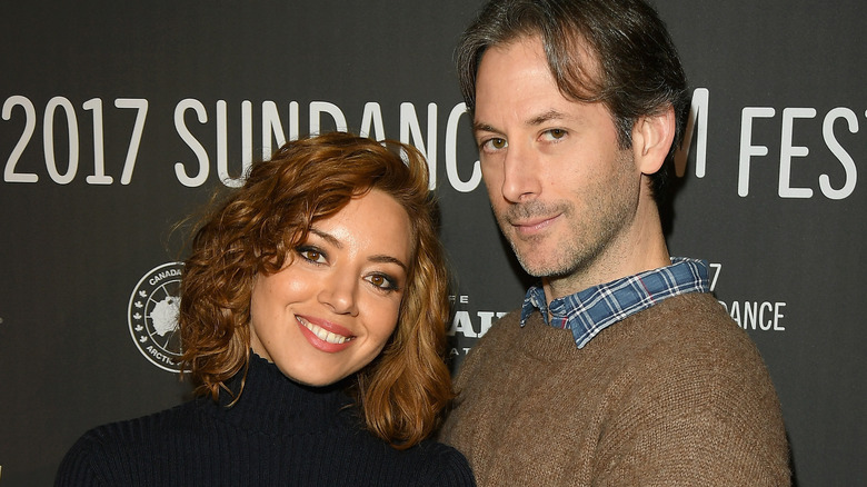 Aubrey Plaza et Jeff Baena se serrent la main