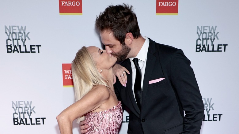 Kristin Chenoweth et Josh Bryant s'embrassent