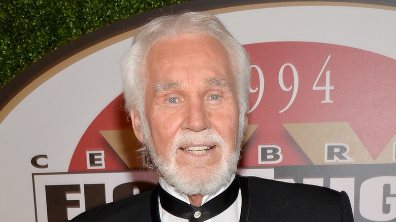 Kenny Rogers posant