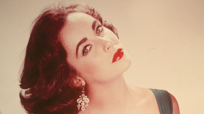 Elizabeth Taylor posant