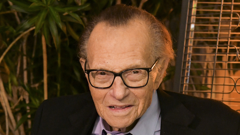 Larry King posant