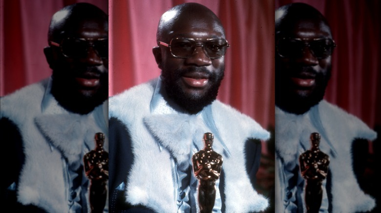 Isaac Hayes tenant une statuette 