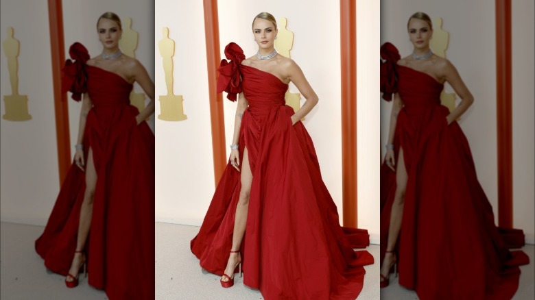 Cara Delevingne en robe rouge