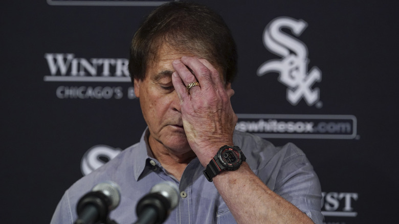 Tony La Russa couvre son visage 