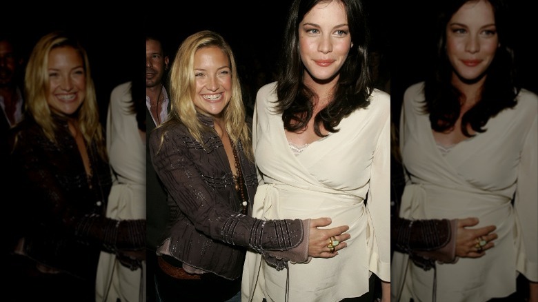 Kate Hudson tenant le ventre de femme enceinte de Liv Tyler