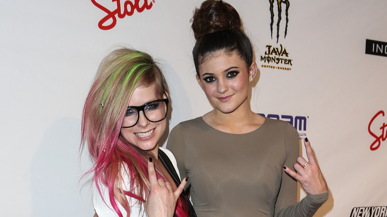 Avril Lavigne pose sur le tapis rouge avec Kylie Jenner