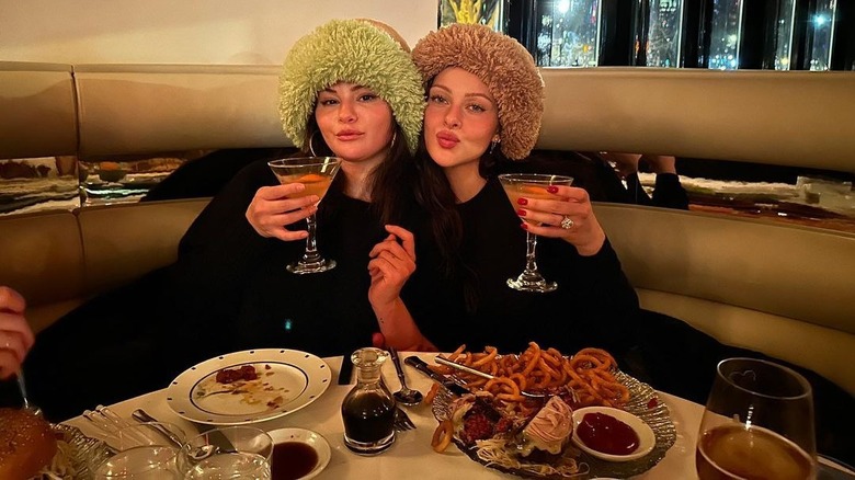 Selena Gomez et Nicola Peltz portent des chapeaux assortis au restaurant