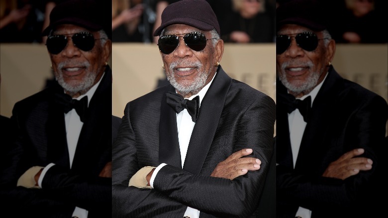 Morgan Freeman posant les bras croisés