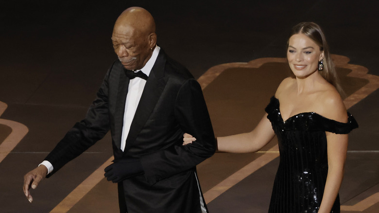 Morgan Freeman marchant avec Margot Robbie