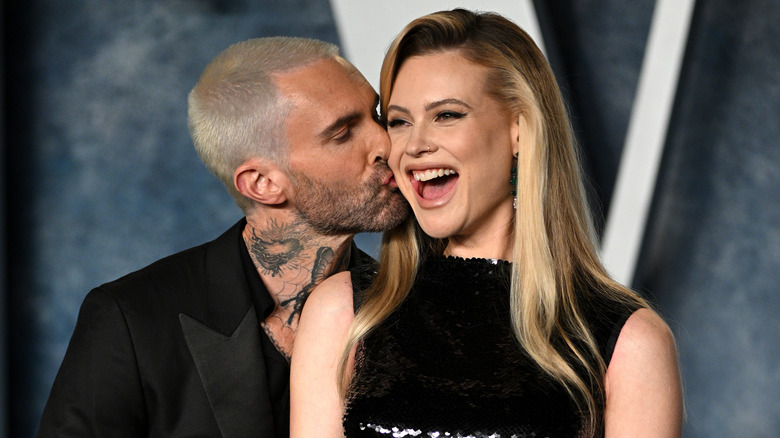 Adam Levine et Behati Prinsloo s'embrassent