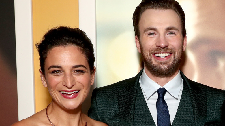 Jenny Slate et Chris Evans souriant