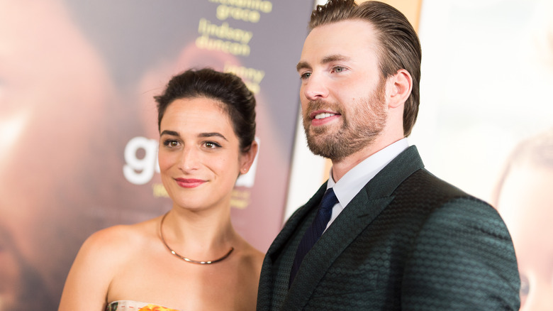 Jenny Slate et Chris Evans posent