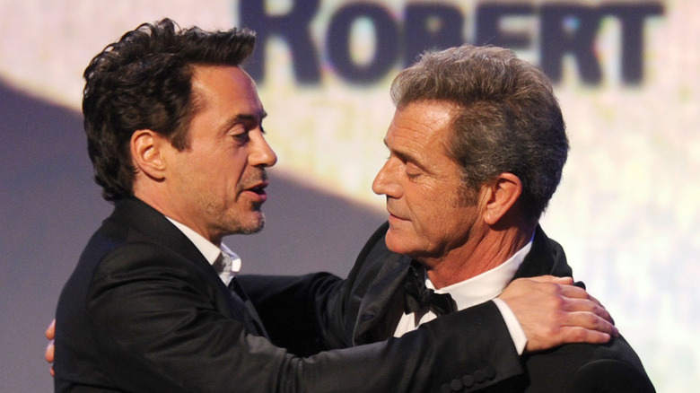 Robert Downey Jr. et Mel Gibson s'embrassent