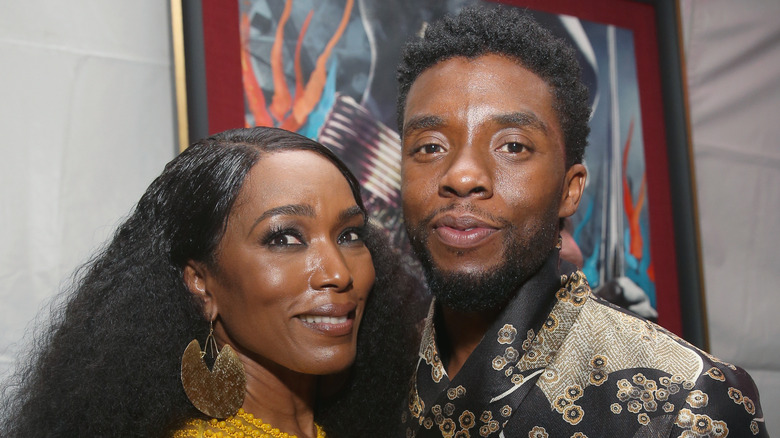 Angela Bassett et Chadwick Boseman sourient ensemble