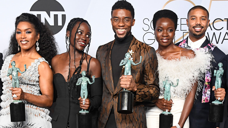 Angela Bassett, Lupita Nyong'o, Chadwick Boseman, Danai Gurira et Michael B. Jordan souriant avec leurs Screen Actors Guild Awards