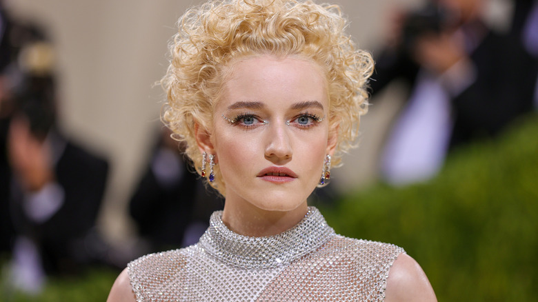 Julia Garner posant