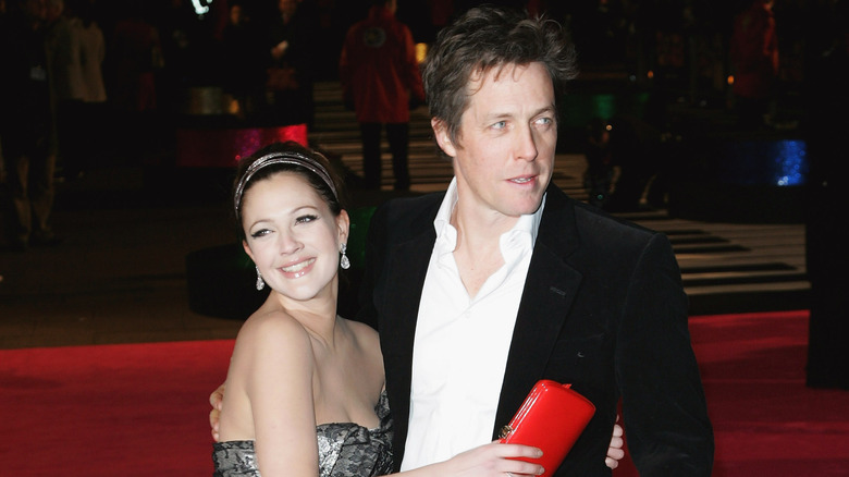 Drew Barrymore étreignant Hugh Grant