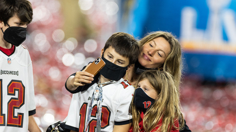 Gisele Bundchen avec des enfants