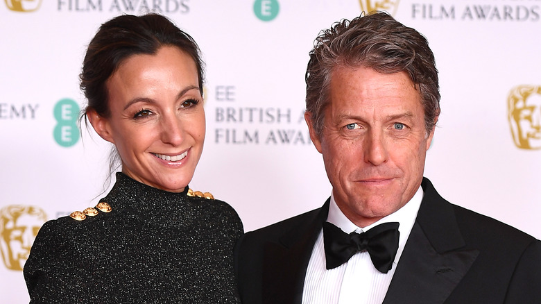 Hugh Grant et Anna Eberstein posant ensemble