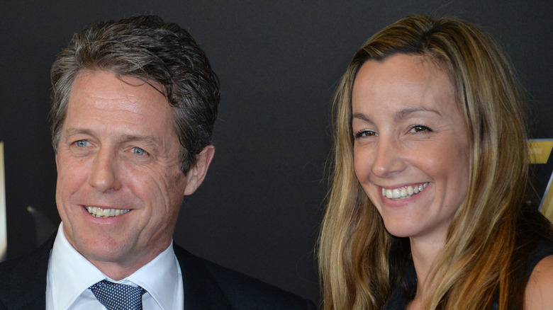 Hugh Grant et Anna Eberstein souriant