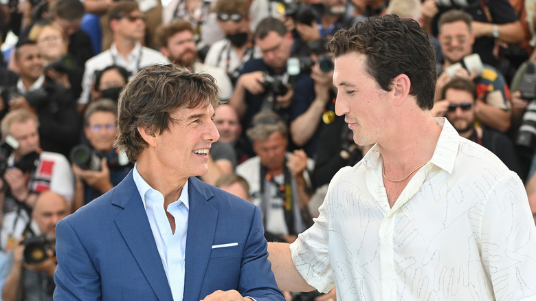 Tom Cruise et Miles Teller souriants