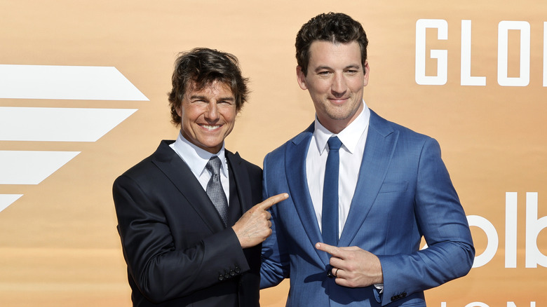 Tom Cruise et Miles Teller souriants